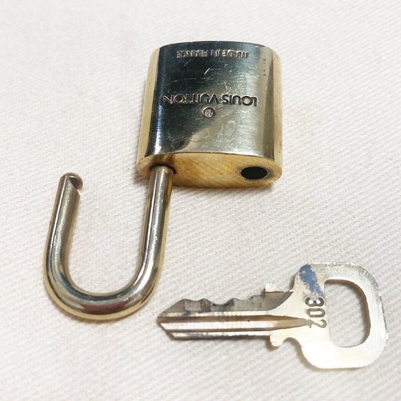 authenticity guaranteed LOUIS VUITTON LV 10 SET PADLOCK KEY BAG CHARM CADENA - Picture 3 of 4